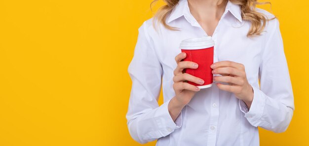 Penser femme blonde avec une tasse de café sur fond jaune