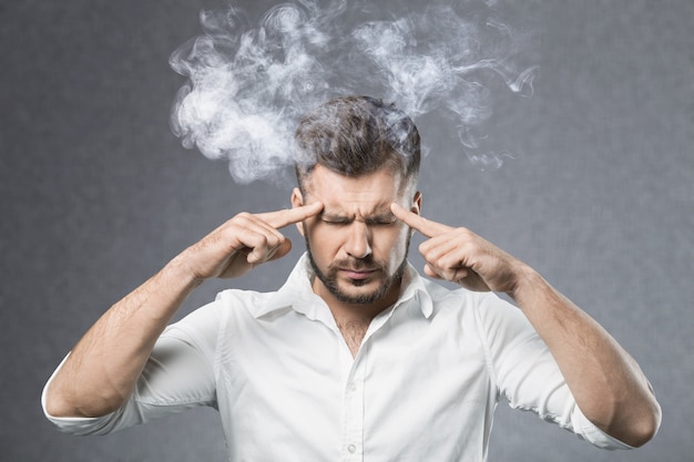 Penser l'homme se concentrant intensément - image isolée