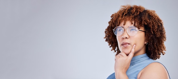 Penser les idées et l'espace de la femme isolée sur fond blanc dans le choix de décision d'affaires ou la solution en studio Maquette d'idée de vision créative et remue-méninges d'une personne africaine planifiant sur la bannière