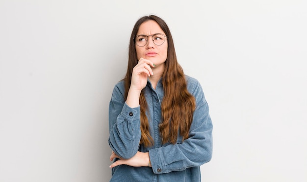 penser se sentir douteux et confus avec différentes options se demander quelle décision prendre