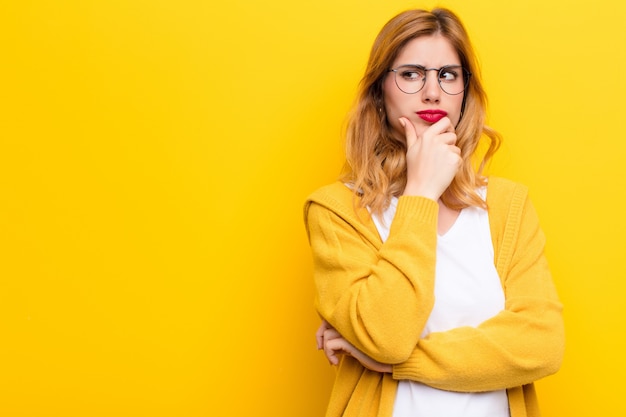 penser, se sentir douteux et confus, avec différentes options, se demander quelle décision prendre