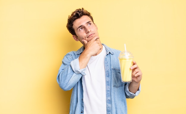 Penser, se sentir dubitatif et confus, avec différentes options, se demander quelle décision prendre. concept de milk-shake