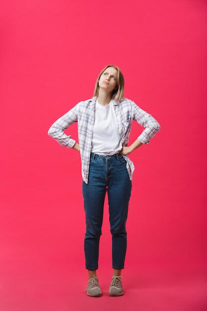 Pensif, froncement, jeune femme, debout, et, réfléchir, sur, rose, fond