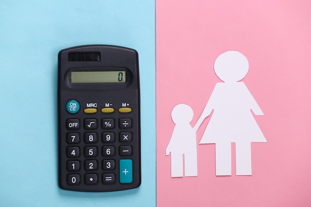 Pension. Famille inférieure. Maman et fils de papier avec une calculatrice sur le bleu rose