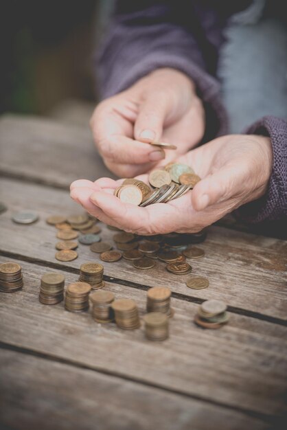 Pensionné comptant de l'argent dans ses mains