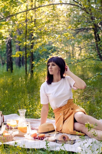 Pensive jeune femme appréciant la journée ensoleillée d'été. Concept relaxant