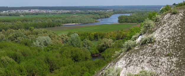 Pente de la colline dans la vallée de la rivière Don dans la partie centrale de la Russie. Vue de dessus de la prairie printanière avec herbe et étang.