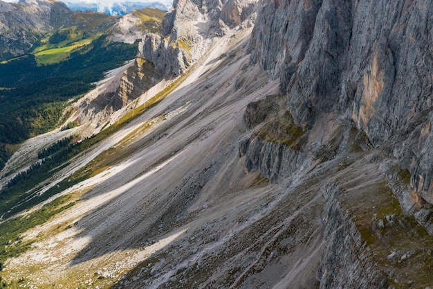 Pente escarpée de la montagne de Seceda en Italie