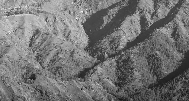 Pente de montagne en fond noir et blanc