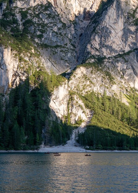 La pente de la montagne la plage près du lac de montagne Braies Alpes Dolomites Les vacanciers font du bateau Un lieu de vacances pittoresque pour toute la famille Voyages de vacances Italie Tyrol du Sud