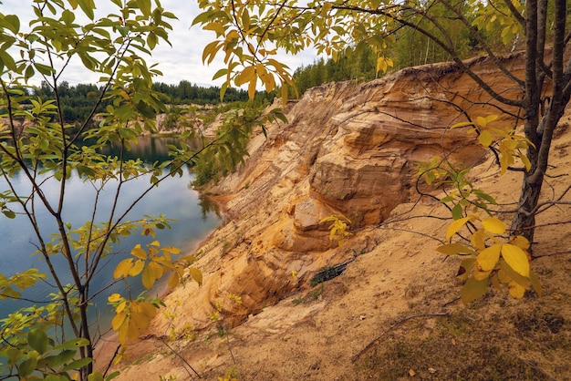 La pente de la pittoresque rive sablonneuse escarpée près du lac