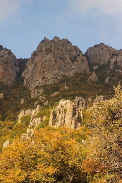 Pente rocheuse de la chaîne de montagnes Demerdzhi
