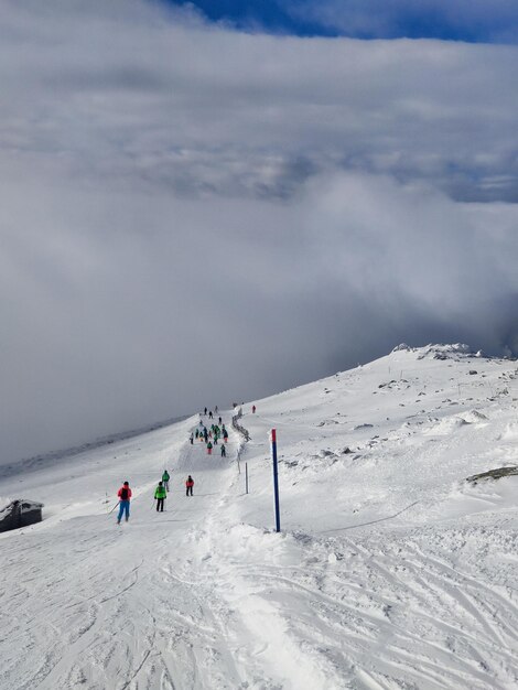 Pente de la station de ski au-dessus des nuages slovaquie tatras