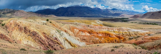 Pentes de montagne multicolores dans le sud de l'Altaï