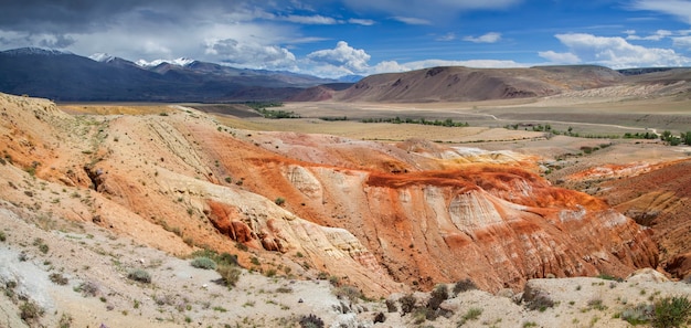 Pentes de montagne multicolores dans le sud de l'Altaï