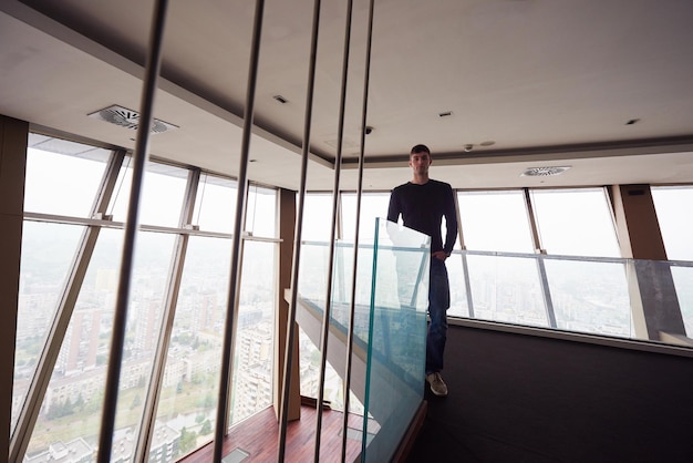 penthouse vide, intérieur d'appartement de bureau duplex lumineux moderne avec escalier et grandes fenêtres