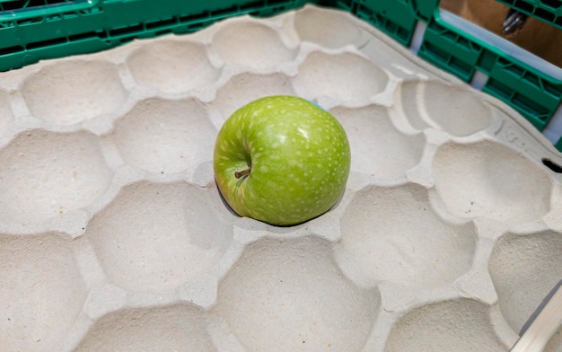 pénurie alimentaire sur les marchés, pommes seules dans une boîte