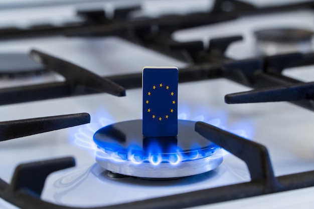 Pénurie et crise du gaz. Drapeau de l'Union européenne sur une cuisinière à gaz