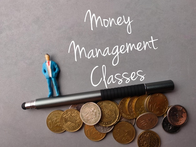 Peoplecoins miniatures et stylo avec texte Money Management Classes sur fond gris