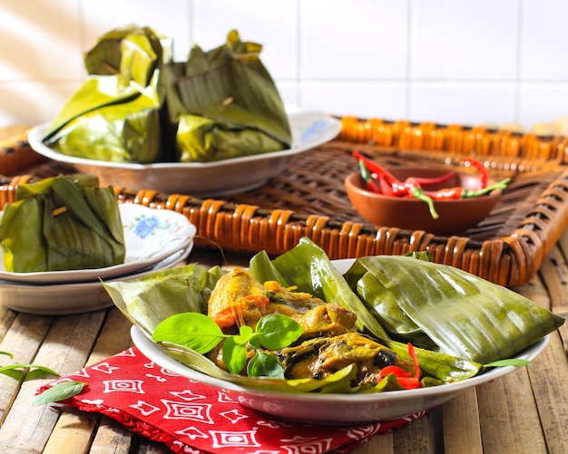 Pepes Ayam (Pais Hayam) est un poulet au curry indonésien cuit à la vapeur avec une recette traditionnelle