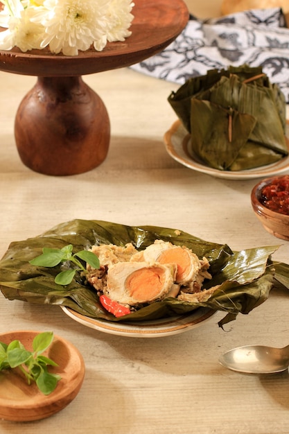 Pepes Telur Asin est un aliment indonésien à base d'un mélange d'œufs salés d'épices, de feuilles de basilic et de lait de coco. Enveloppé de feuille de bananier et cuit à la vapeur