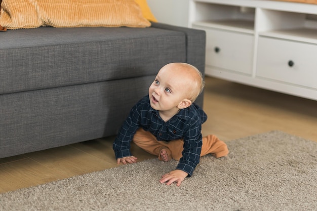 Pépinière bébé garçon rampant sur le sol à l'intérieur à la maison copiez l'espace et l'espace vide pour le texte La curiosité du bébé et les stades de développement de l'enfant