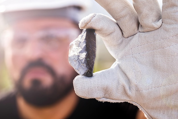 Pépite de palladium en pierre de minerai brut Concept d'extraction de métaux utilisé dans l'industrie Spot focus