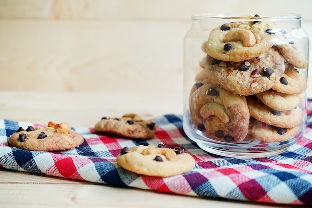 Pépites de chocolat maison Biscuits dans des bocaux de verre