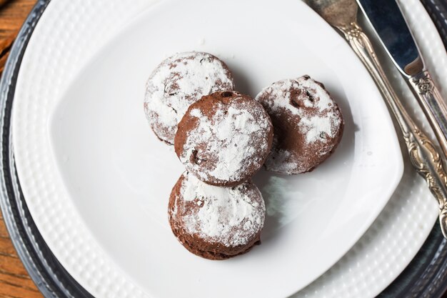 Pépites de chocolat Scone avec miettes sur table en bois