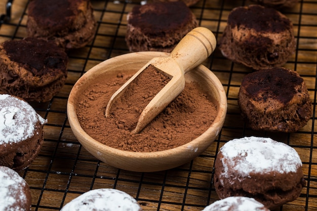 Pépites de chocolat Scone avec miettes sur table en bois