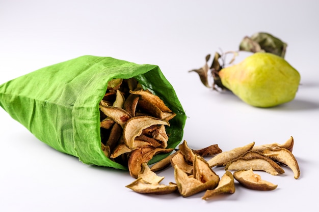 Pépites de poire dans un sac en coton et morceaux de ce fruit