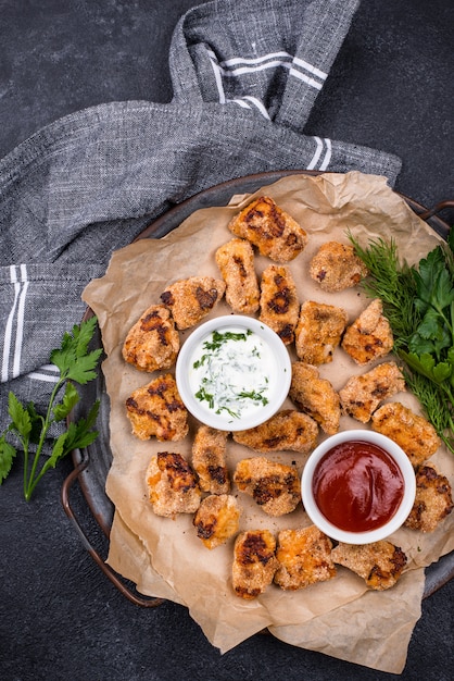 Pépites de poulet au four avec sauces