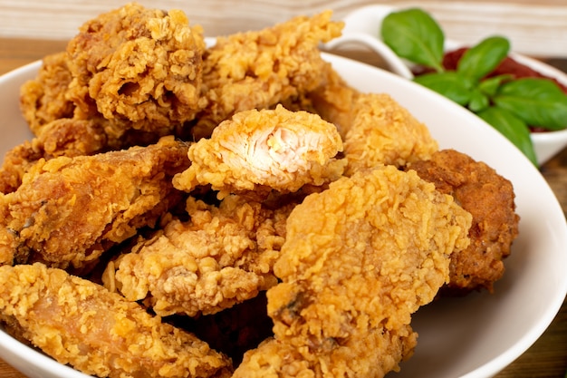 Pépites de poulet croustillantes chaudes et lanières de filet dans la chapelure