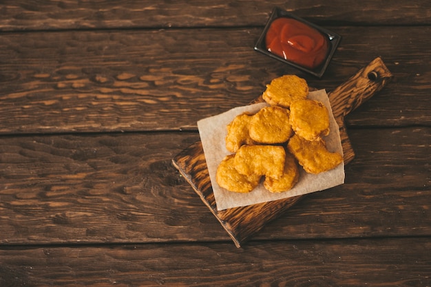 pépites de poulet sur un fond en bois