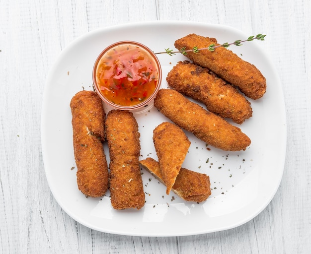 Pépites de poulet frit avec du ketchup sur une plaque