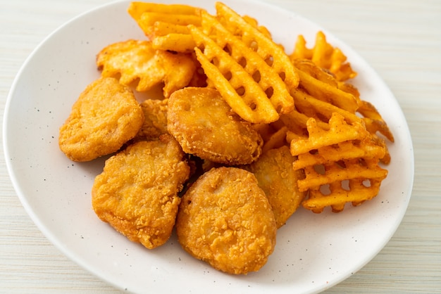 pépites de poulet frit avec pommes de terre frites sur plaque