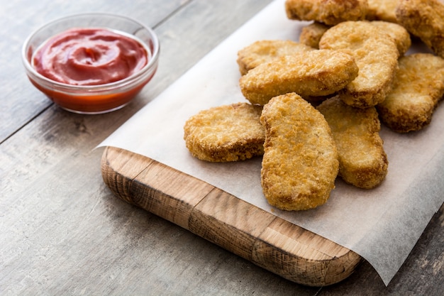 Pépites de poulet frit sur table en bois