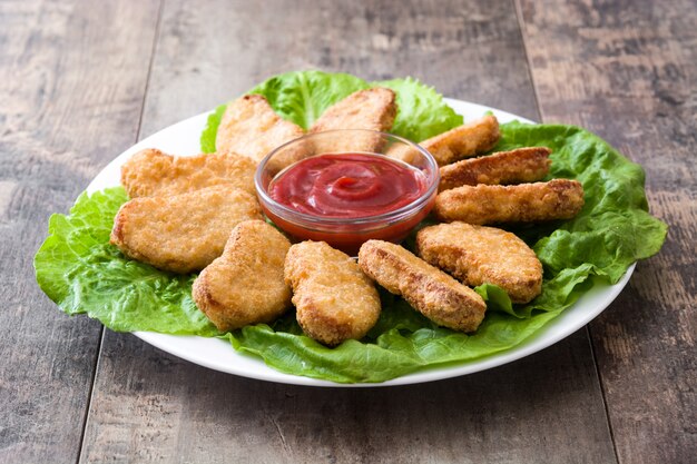 Pépites de poulet frit sur table en bois