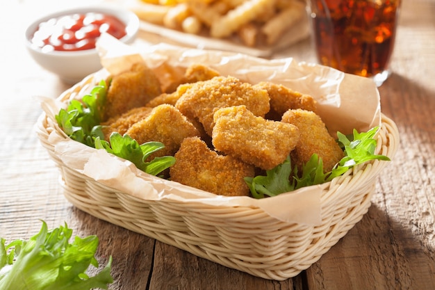 Pépites de poulet de restauration rapide avec ketchup, frites, cola