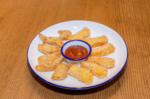 pépites de poulet avec sauce dans une assiette