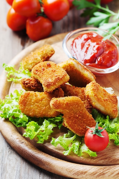 Pépites de poulet sur la table en bois