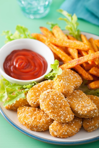 Pépites de soja végétaliennes et frites de patates douces