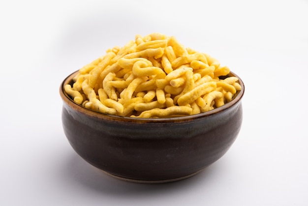 Pepper Sev mota shev, snacks de l'Inde du Sud composés de petits morceaux de nouilles croquantes à base de farine de pois chiches ou de pâte de besan, assaisonnés de curcuma