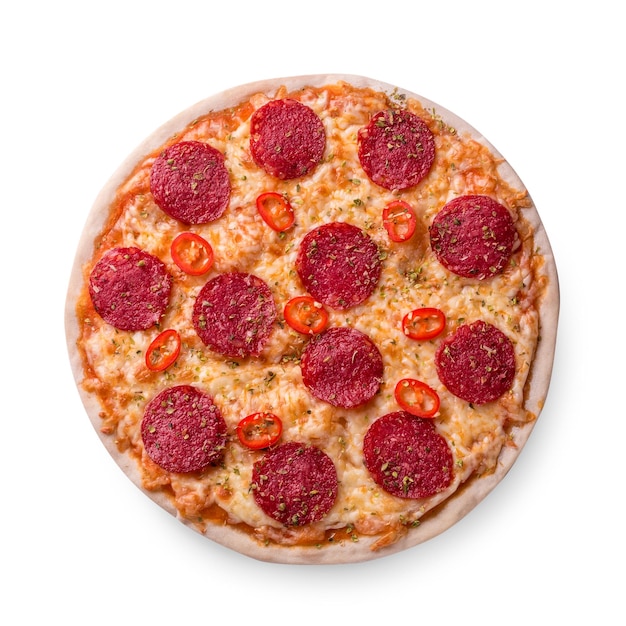 Le pepperoni finement tranché est une garniture de pizza populaire dans les pizzerias de style américain. Isolé sur fond blanc. Nature morte