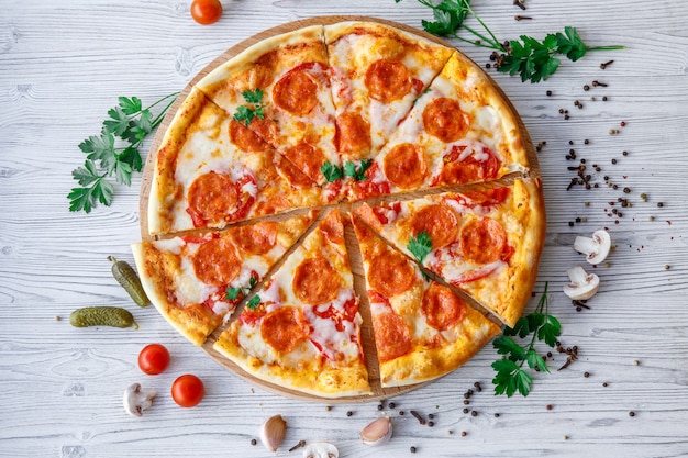 Pepperoni pizza italienne sur une lumière en bois