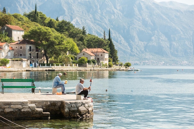 PERAST MONTENEGRO 27 SEPTEMBRE 2016 Deux hommes pêchant sur une promenade de la station balnéaire populaire de Perast Monténégro