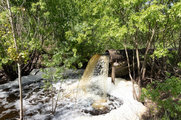 Percée D'un Tuyau D'égout Avec Un Courant D'eau Formant De La Mousse Pompage De L'eau Au Printemps Après L'inondation