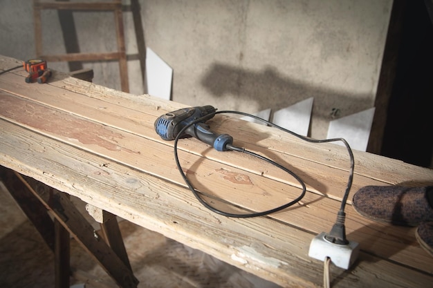 Perceuse électrique sur la table en bois