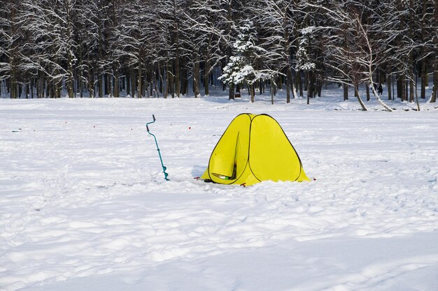 Perceuse à glace et tente de pêcheur jaune