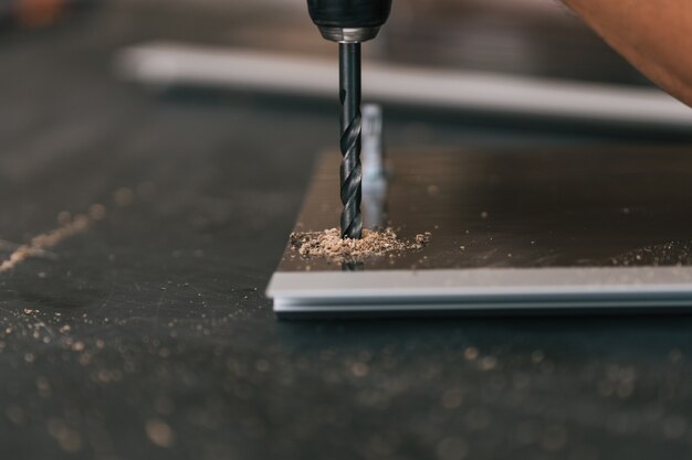 Perceuse martelée dans une surface dans un atelier